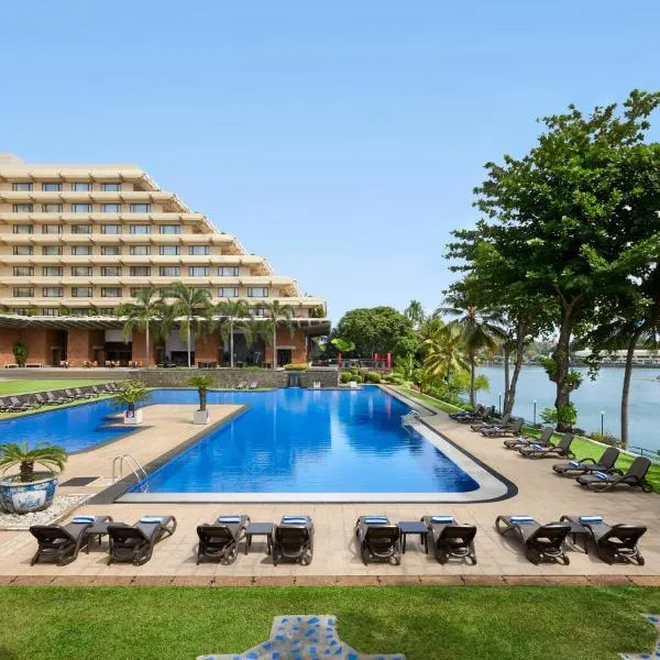 Cinnamon Lakeside, отель в Коломбо