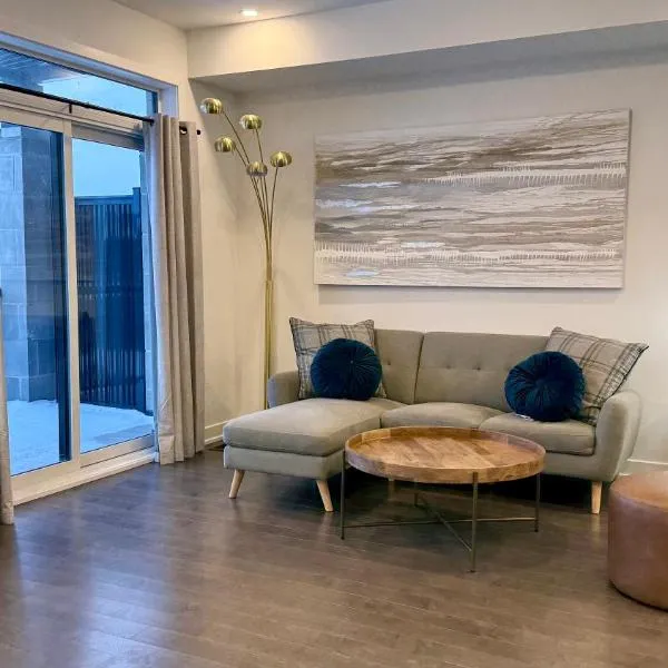 2 Bedroom Modern Home & Close to Airport Downtown, hotel v destinaci Ottawa