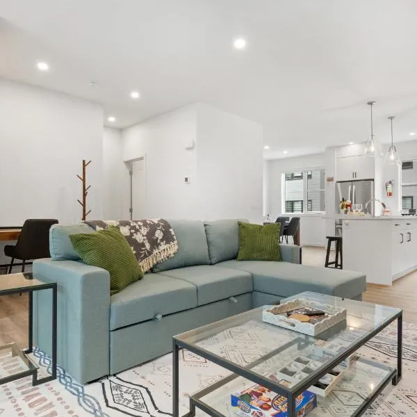 Spacious 3-story townhome with a 2-car garage, AC, king bed, and a great location near Banff, hotel v destinaci Calgary