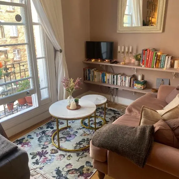 Cosy Victorian Home with Balcony - Long Stays Welcome, hotel i London