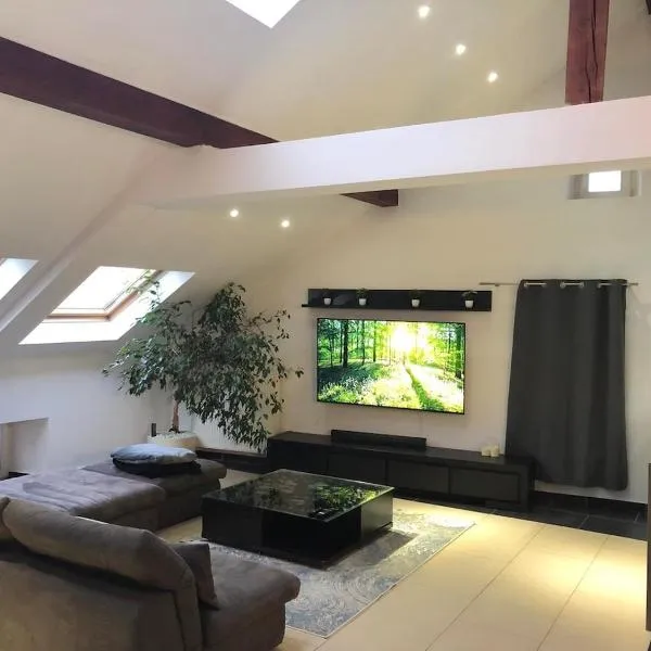 Cozy 120m Apartment with 3 Bedrooms and 1 Cinema, hotel v destinaci Useldange