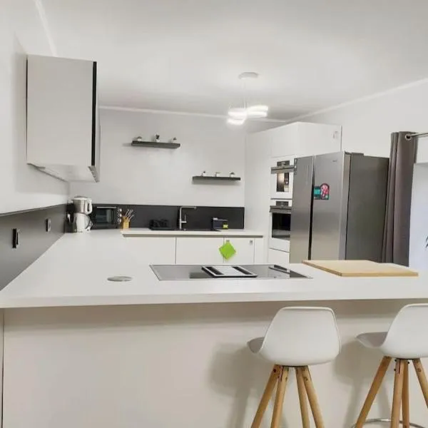 Modern 3 Bedroom Apartment near Useldange Castle, hotel in Useldange