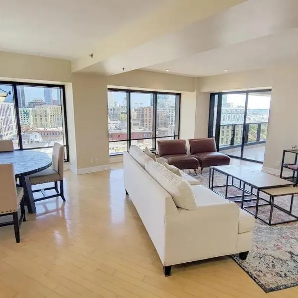 Luxurious and Spacious 2-Bedroom Condo Unit Downtown San Diego in the Heart of the Gaslamp Quarter - 30-Day Min, hotel en San Diego