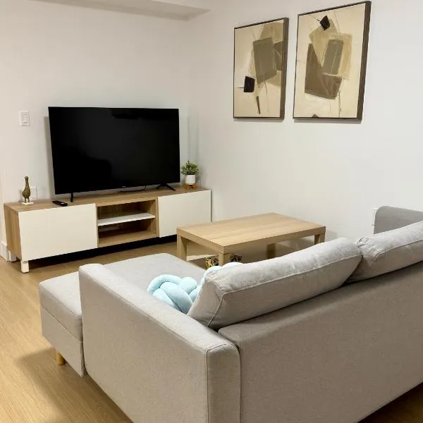 Levida Living - Cozy 2 Bedroom Suite at the Heart of Langley, hotel en Langley