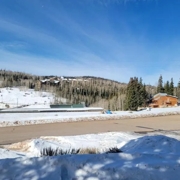 Cozy Retreat with Scenic Views- Prestige Vacations, hotel u gradu Brian Head