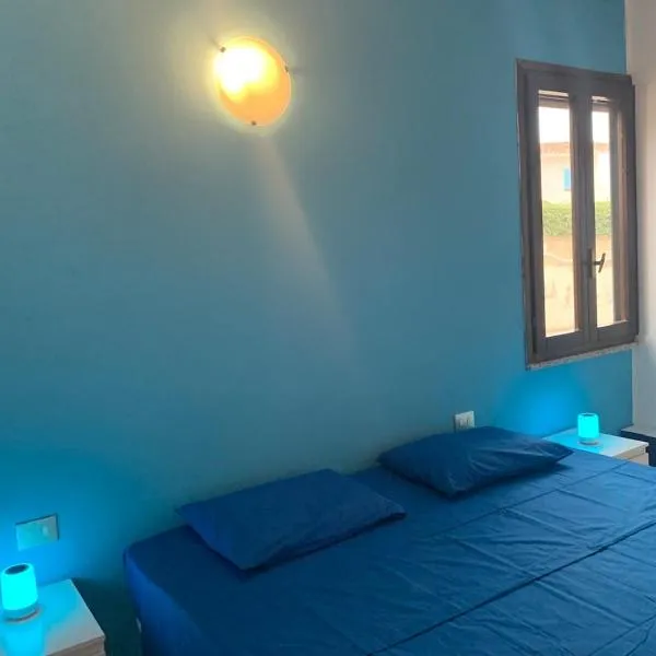APPARTAMENTO CIELO pochi passi dal mare, hotel v destinácii Calasetta