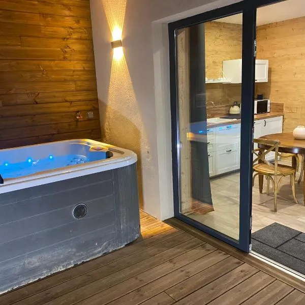 Chalet Lilas & Jaccuzi privatif, hotel v destinácii Rochesson