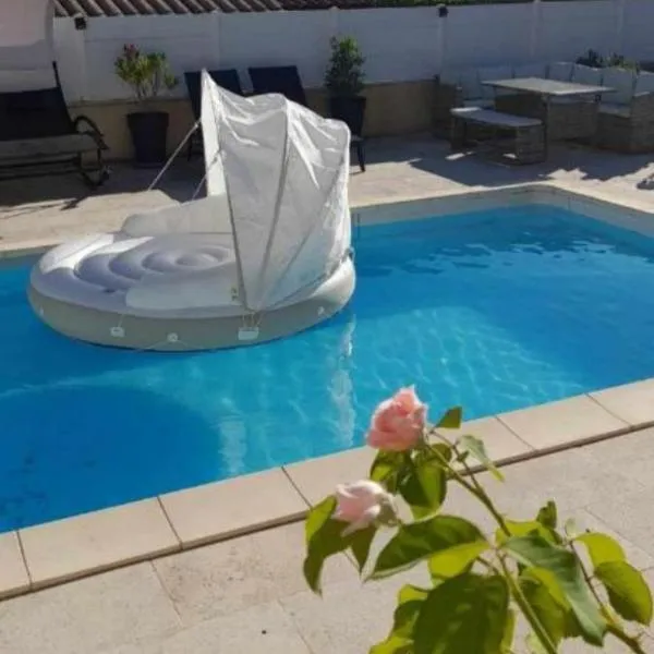 Villa tout confort en Provence avec Piscine, ainsi qu'un parking privé, hotel in Manosque