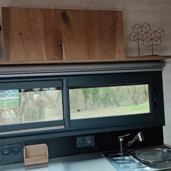 Tiny House au pied de Vercors, hotel v destinaci La Motte-Fanjas