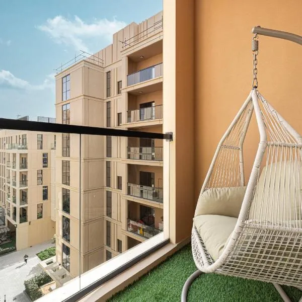 1BR Apartment With Balcony - 9 Mins to Sharjah Airport - Balcony Breeze، فندق في الشارقة