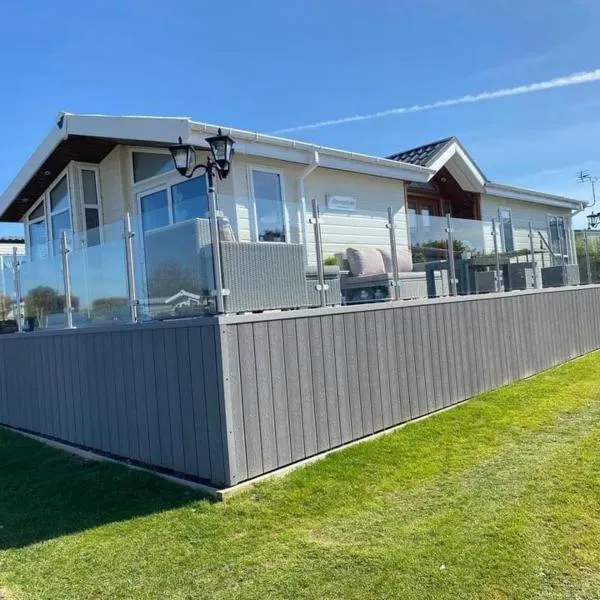 Coogee Heights Lodge - New Quay, hotel v destinaci Llanllwchaiarn