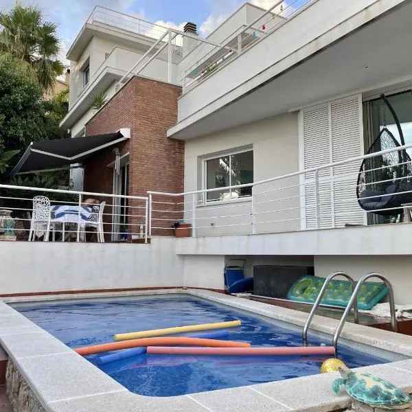Entire villa with pool, ocean & mountain views, Hotel in Sitges