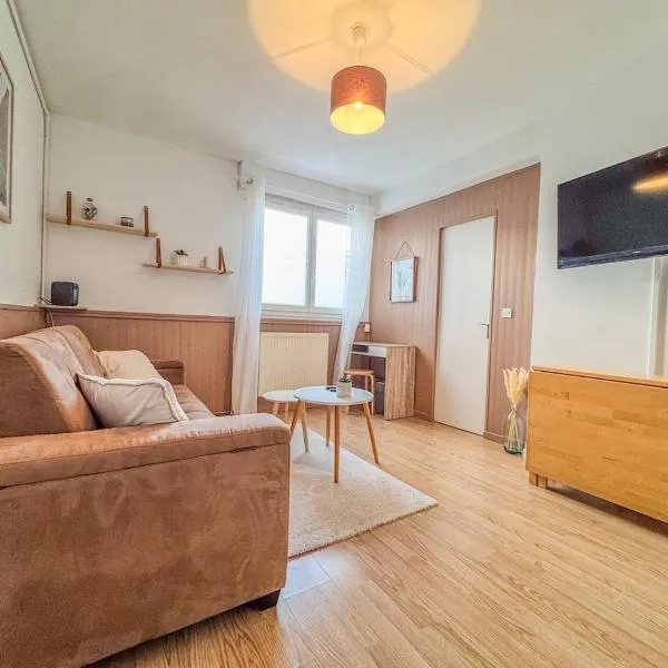 Appartement avec parking โรงแรมในชาร์ตร