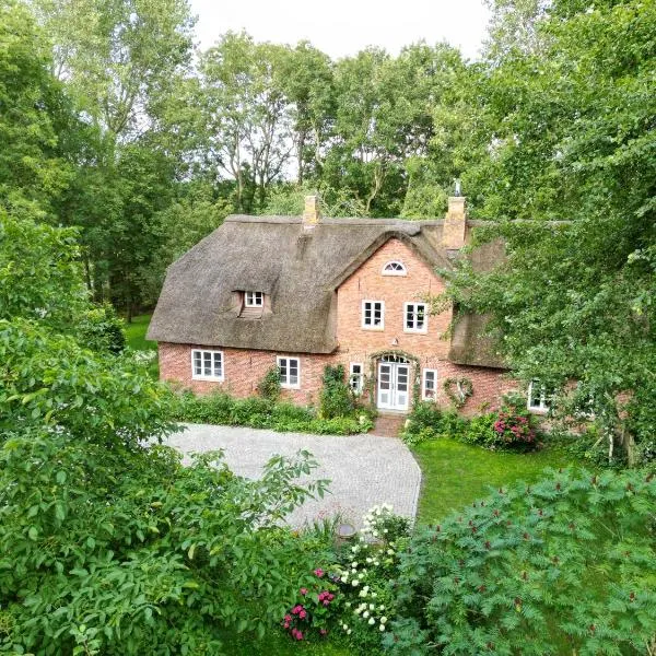 Dachgeschosswohnung Warft Simmerdeis in Reetdachhaus mit parkähnlichem Garten, Hotel in Oldenswort