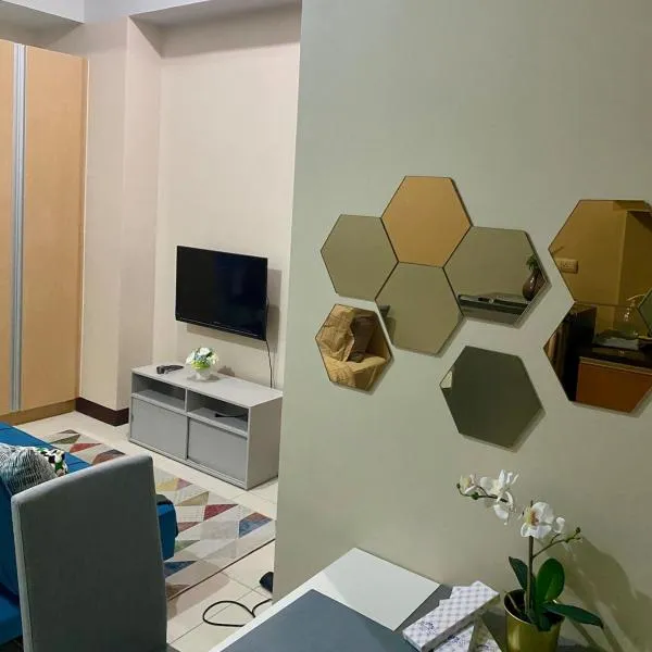 studio flat at 101 Newport Boulevard, hotel in Manila