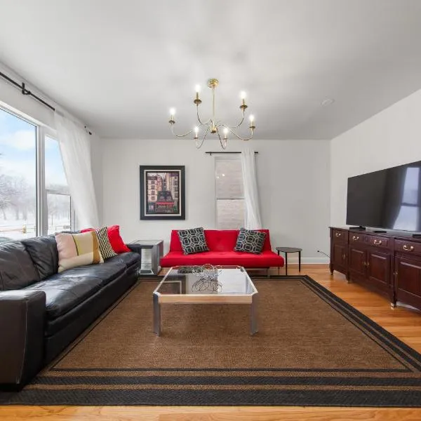 Perfect Location Across from Park & Train Station, hotel v destinaci Chicago
