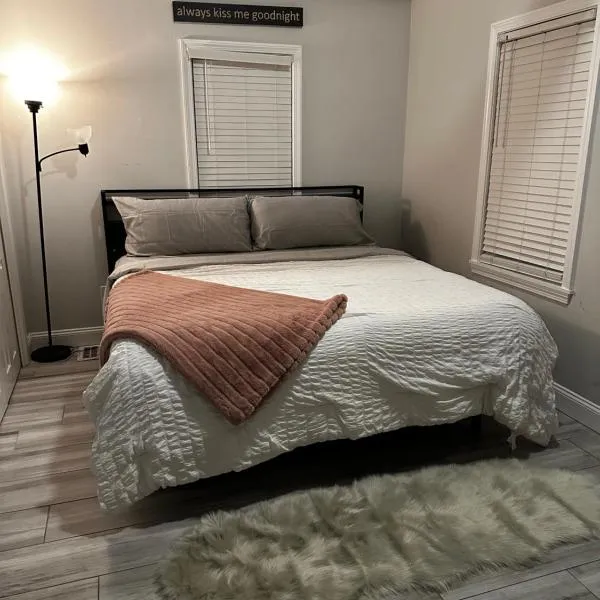 Stylish Boston 2nd floor unit, You are going to love it!, hotel in Boston