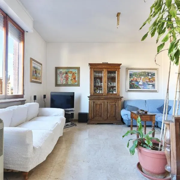 La tua Casa a Firenze con parcheggio privato per 2 auto, hotel in Florence