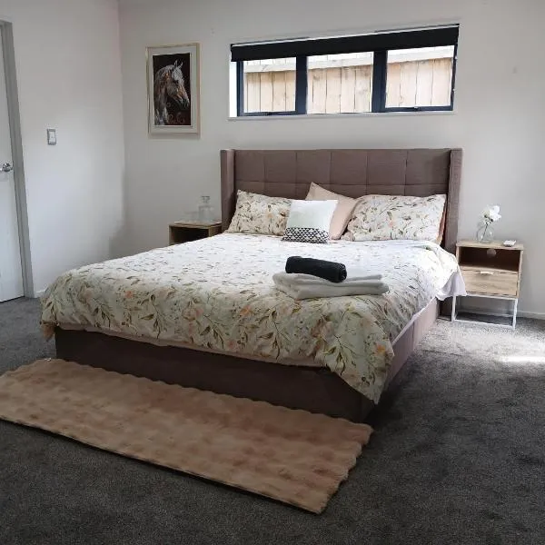 Luxury and Nature View Stay, hotel v destinaci Helensville