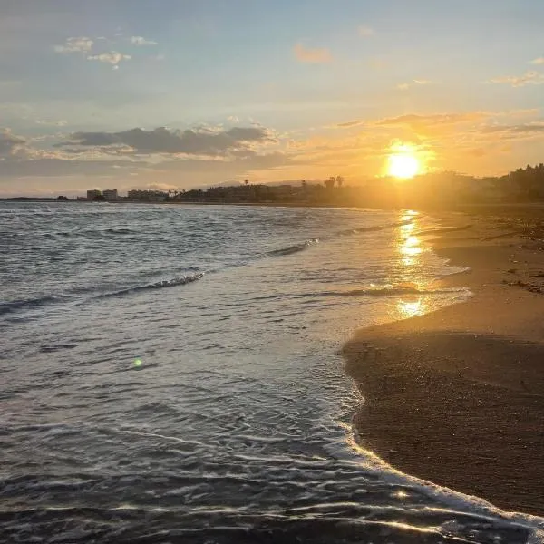Casita unifamiliar junto al mar, hotel in Cunit