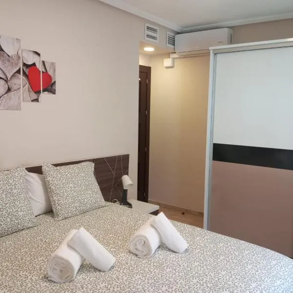 PLAZA AYUNTAMIENTO 3 HABITACIONES CON PARKING PONDoS、リナーレスのホテル
