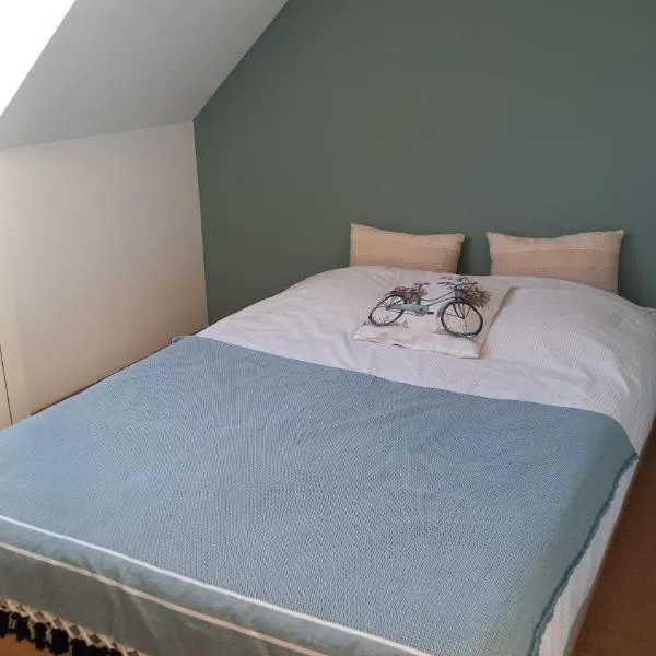 Chambre Vert Sauge, lit double 2 personnes, Maison en plein coeur du Parc Régional du Vexin, hotel v destinaci Hérouville