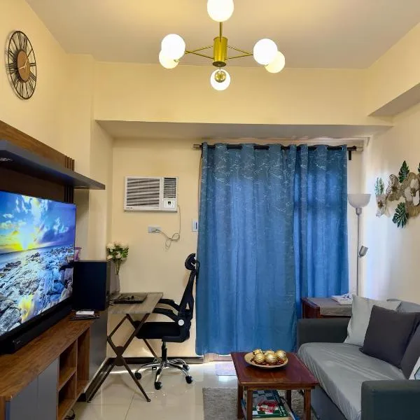 Bayfront 1BR Condo in Pasay Manila with Wi-Fi, Netflix & Pool Access, Near NAIA Airport, Mall of Asia, OKADA, CCP & PICC, hotel di Manila