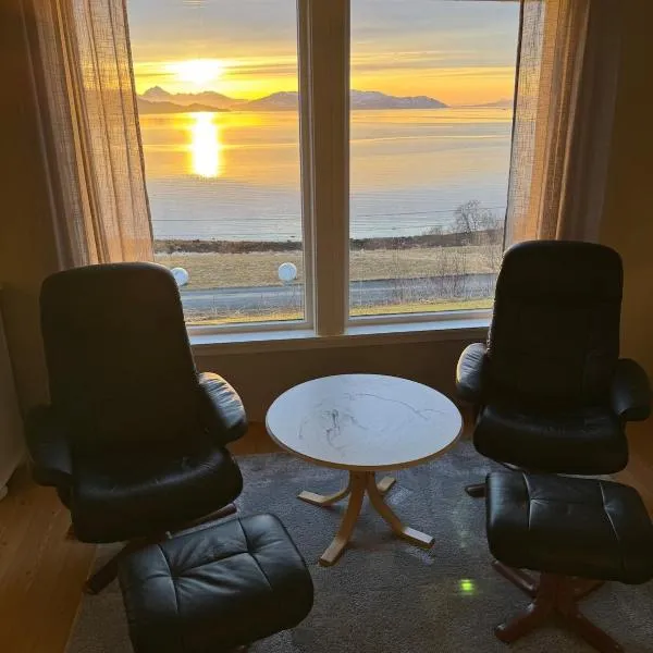 House in Vangsvik, hotel en Senja