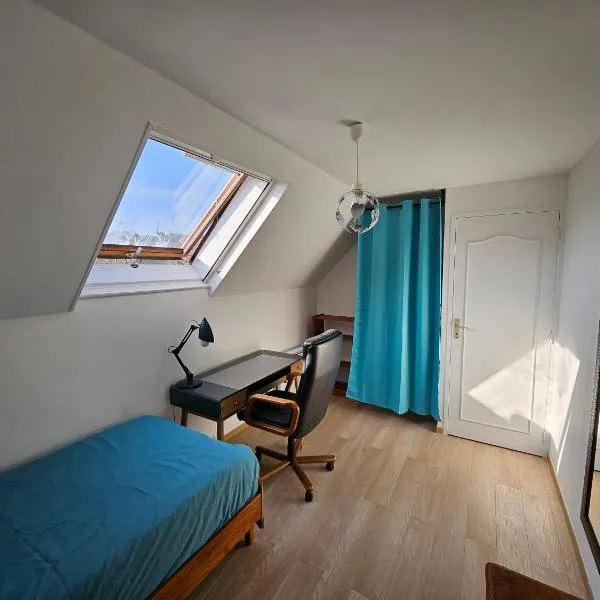 Spacious Room for Rent in Le Pecq, hotel em Le Pecq