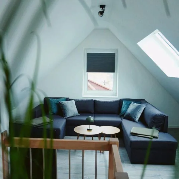 Ferienwohnung KÖÖK Küstentraum - Modern, Balkon, Strandnah, Maisonette، فندق في نايهالينجازييل