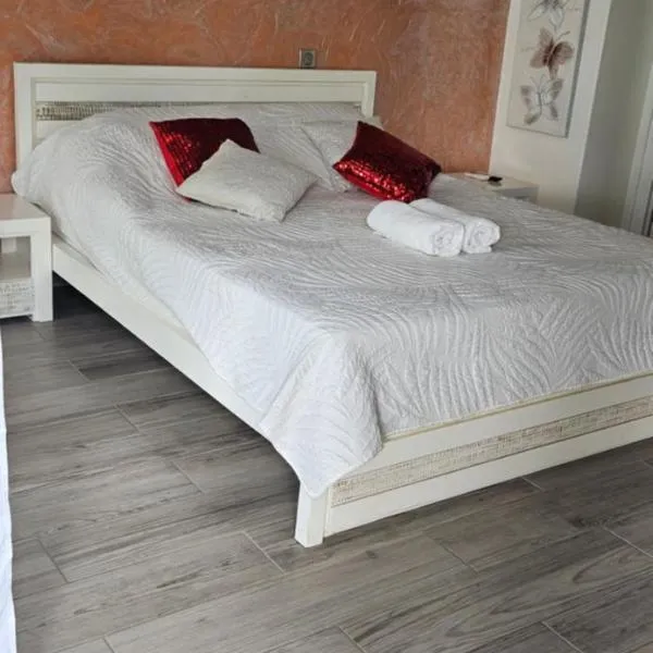 REVE BLEU Studios APPARTEMENTS VUE MER et suite AVEC BAIGNOIRE, Hotel in Les Anses-dʼArlets