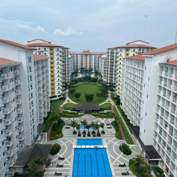2BR Family suite with Balcony with WiFi and Netflix, behind SM Sucat、マニラのホテル