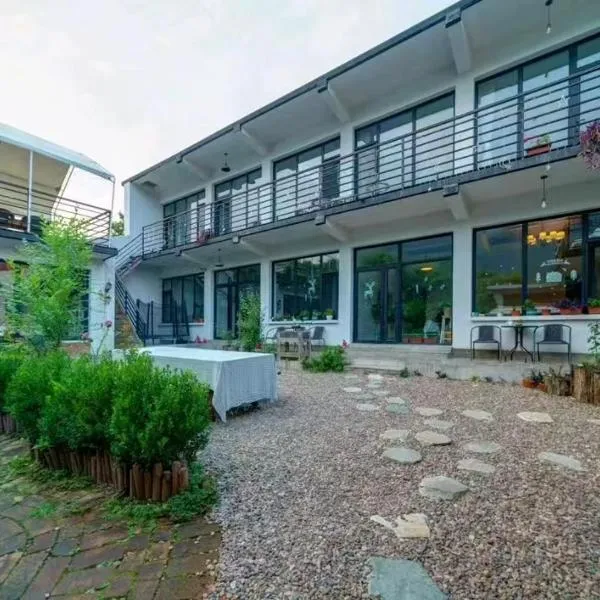 Flower Yard, hotel in Huairou
