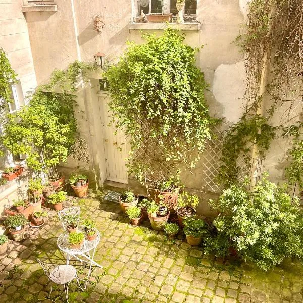Bel appartement ancien sur cour verdoyante، فندق في باريس