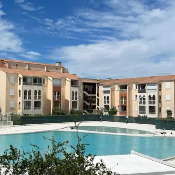 Studio cosy rénové climatisé avec piscine proche de toutes commodités, hotel v destinácii Fréjus