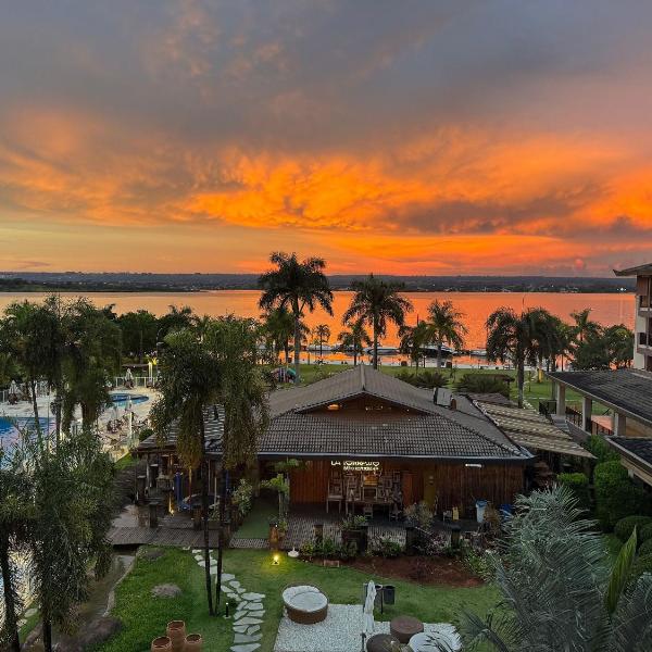Life Resort beira lago próx a esplanada