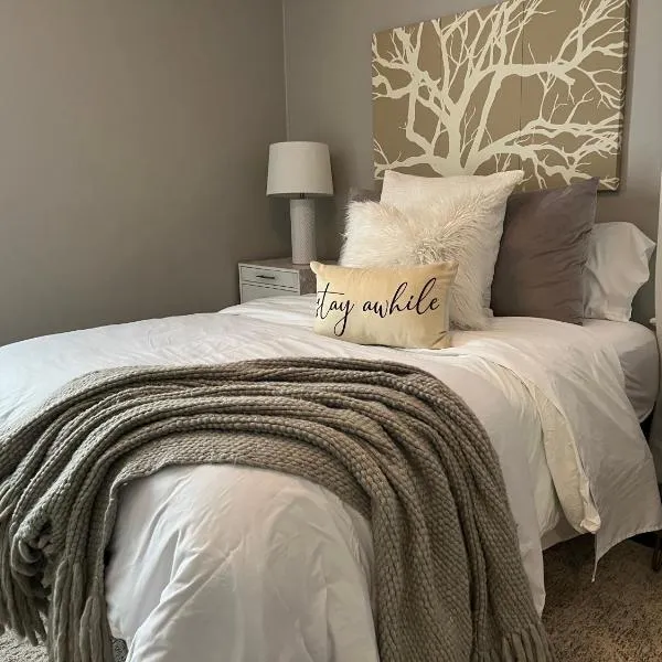 Cozy, 1st floor apartment 2bdrms Plus Semi Private room with Futon Pets with fee Family Friendly Close to Everything, hotel v destinaci Cleveland