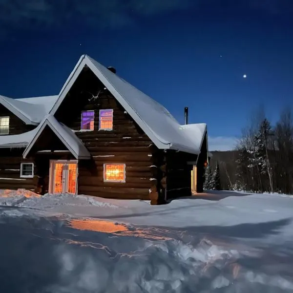 Chalet en bois rond des Perséides, hotel v destinaci Saint-Isidore dʼAuckland