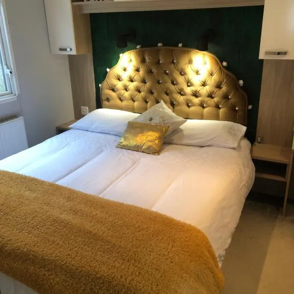 Seabreeze, Utopia, walking distance to beach, 5 Star Shorefield Country Park, Milford on Sea, Shorefield Road, SO41 0LH, United Kingdom, hotel v destinaci Milford-on-Sea