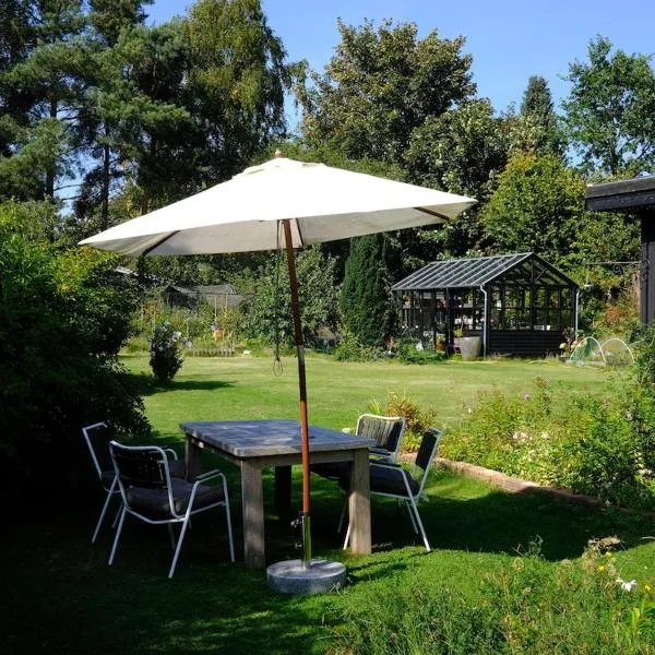 Cozy summer cottage with orangery close to Heatherhill and Beach, hotel in Vejby