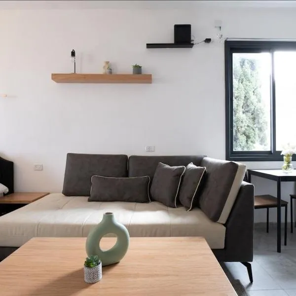 adam's Room、ハイファのホテル