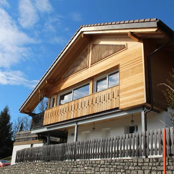 Chalet moderne avec panorama unique en Gruyère, hotel in Crésuz