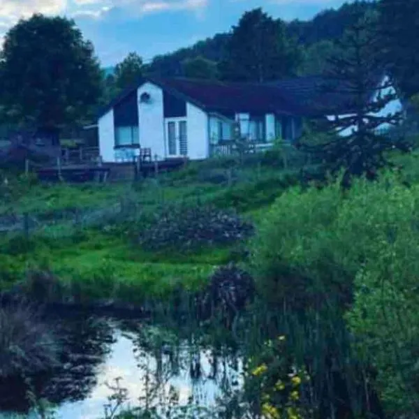 Canal Side Cottage,on the banks of the Caledonian Canal, three night minimum booking, hotel in Inverness