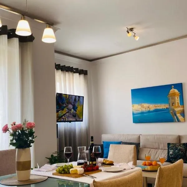 St Julians Cute Holiday Apartment with side seaview, hotel in St Julian's