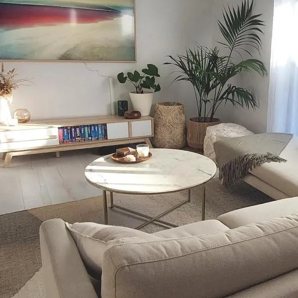 Lovley sunlit apartment walking distance to Cronulla mall and Cronulla Beach, khách sạn ở Cronulla