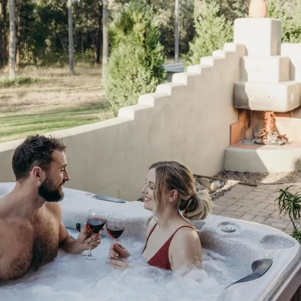 Casa La Vina Pokolbin - Romantic Villas with Outdoor Hot Tubs and Fireplaces, hotel i Pokolbin