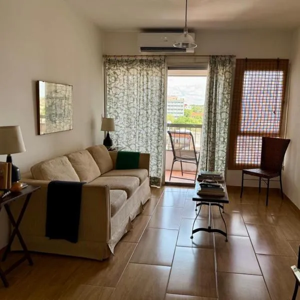 Best location ! Apt privado 2 hab con AC Completamente equipado en Asuncion, hotel in Asuncion