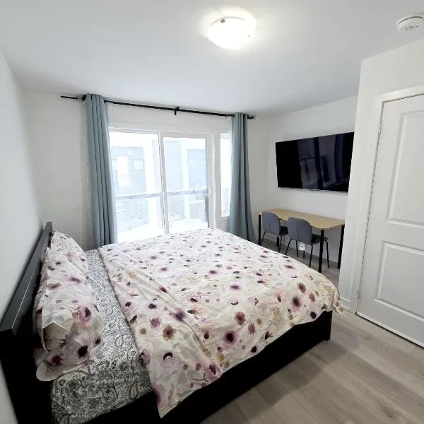 King Bed TV Private Ensuite Retreat Bathroom or Economical Double Bed Room, hotel v destinaci Toronto