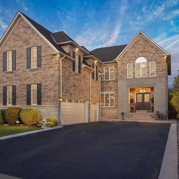 Spacious 2-BDRM Modern Retreat - Minutes from Pearson Airport, hotel in Brampton