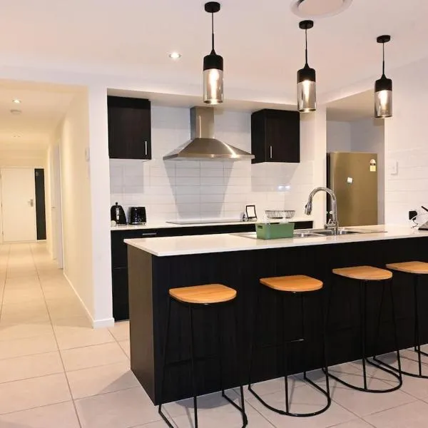 New Spacious 4 Bedroom Retreat fully air conditioned in Loganholme, hotel in Loganholme